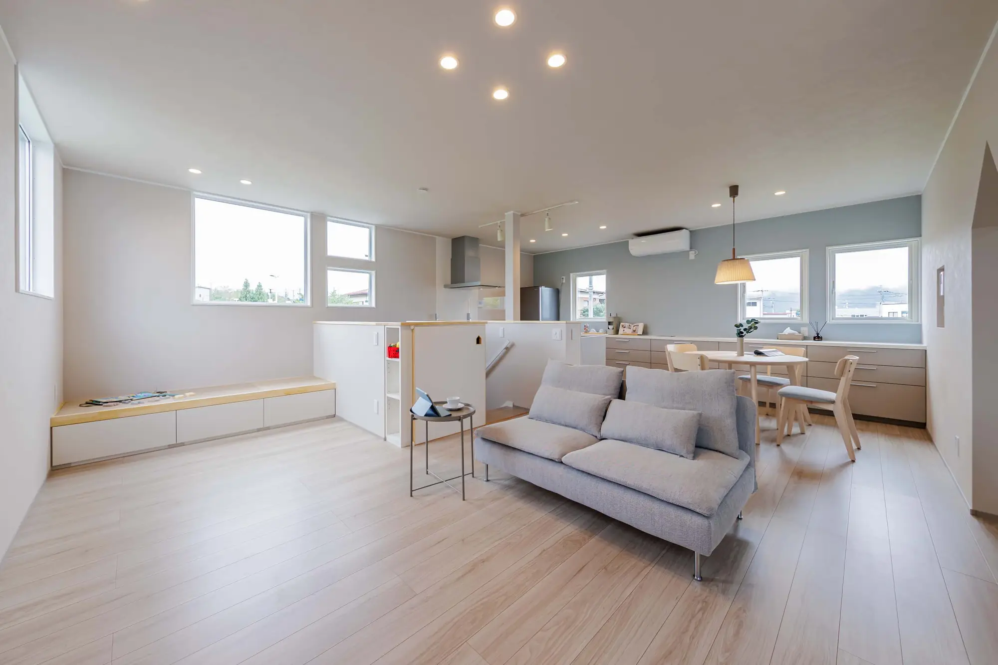 開放的なリビングダイニングの内観｜関山建設の注文住宅