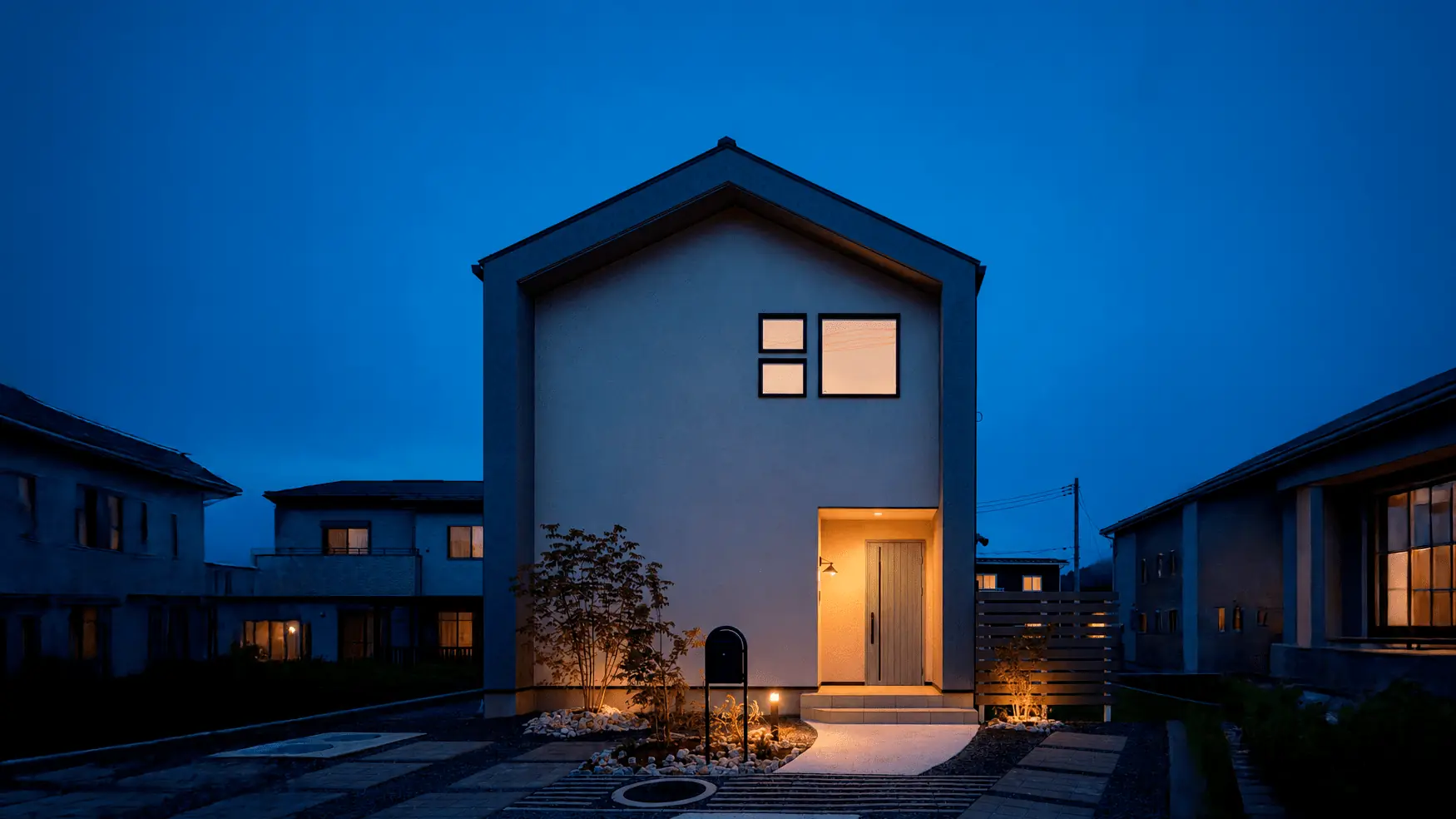 夕暮れの注文住宅の外観｜関山建設（山梨県都留市）